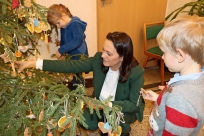 Przedszkolaki udekorowały choinkę w Urzędzie Gminy